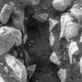 Romfartuna sn Äs RAÄ 119 Arkeologisk undersökning utförd av Vlm / Åke Hyenstrand och Ann Nilsson 1967
A5 Stenkista (Södra delen) bottnen.
Samhör med:  Inv.nr 18164