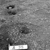 Romfartuna sn Äs RAÄ 119 Arkeologisk undersökning utförd av Vlm / Åke Hyenstrand och Ann Nilsson 1967
A8 Husgrund, markerad av lerklining, härdar och stolphål.
A35 Stolphål ?
Samhör med:  Inv.nr 18164
