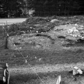 Romfartuna sn Äs RAÄ 119 Arkeologisk undersökning utförd av Vlm / Åke Hyenstrand och Ann Nilsson 1967
A8 Husgrund, markerad av lerklining, härdar och stolphål.
:: Samhör med:  Inv.nr 18164
