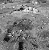 Romfartuna sn Äs RAÄ 119 Arkeologisk undersökning utförd av Vlm / Åke Hyenstrand och Ann Nilsson 1967
A8 Husgrund, markerad av lerklining, härdar och stolphål.
Under undersökning.
Samhör med:  Inv.nr 18164