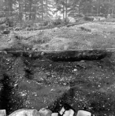 Romfartuna sn Äs RAÄ 119 Arkeologisk undersökning utförd av Vlm / Åke Hyenstrand och Ann Nilsson 1967
A8 Husgrund, markerad av lerklining, härdar och stolphål.
Under undersökning.
Samhör med:  Inv.nr 18164