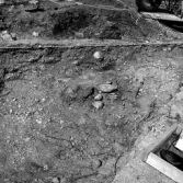 Romfartuna sn Äs RAÄ 119 Arkeologisk undersökning utförd av Vlm / Åke Hyenstrand och Ann Nilsson 1967
A8 Husgrund, markerad av lerklining, härdar och stolphål.
Under undersökning.
Samhör med:  Inv.nr 18164