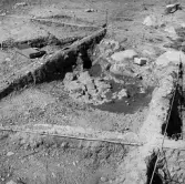 Romfartuna sn Äs RAÄ 119 Arkeologisk undersökning utförd av Vlm / Åke Hyenstrand och Ann Nilsson 1967
A8 Husgrund, markerad av lerklining, härdar och stolphål.
Härd
Samhör med:  Inv.nr 18164