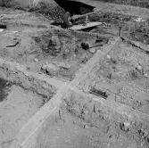 Romfartuna sn Äs RAÄ 119 Arkeologisk undersökning utförd av Vlm / Åke Hyenstrand och Ann Nilsson 1967
A8 Husgrund, markerad av lerklining, härdar och stolphål.
Under undersökning.
Samhör med:  Inv.nr 18164