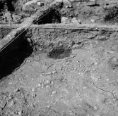 Romfartuna sn Äs RAÄ 119 Arkeologisk undersökning utförd av Vlm / Åke Hyenstrand och Ann Nilsson 1967
A8 Husgrund, markerad av lerklining, härdar och stolphål.
Stolphål.
Samhör med:  Inv.nr 18164