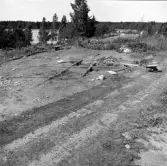 Romfartuna sn Äs RAÄ 119 Arkeologisk undersökning utförd av Vlm / Åke Hyenstrand och Ann Nilsson 1967
A8 Husgrund, markerad av lerklining, härdar och stolphål.
Översikt.