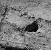 Romfartuna sn Äs RAÄ 119 Arkeologisk undersökning utförd av Vlm / Åke Hyenstrand och Ann Nilsson 1967
A8 Husgrund, markerad av lerklining, härdar och stolphål.
Stolphål.
Samhör med:  Inv.nr 18164