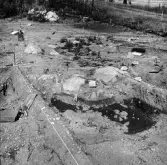 Romfartuna sn Äs RAÄ 119 Arkeologisk undersökning utförd av Vlm / Åke Hyenstrand och Ann Nilsson 1967
A8 Husgrund, markerad av lerklining, härdar och stolphål.
Under undersökningen.