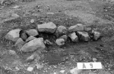 Romfartuna sn Äs RAÄ 119 Arkeologisk undersökning utförd av Vlm / Åke Hyenstrand och Ann Nilsson 1967
A9 Stensatt kistkonstruktion (Norra delen) övre lagret borttaget.