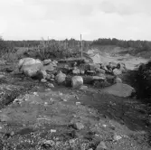 Romfartuna sn Äs RAÄ 119 Arkeologisk undersökning utförd av Vlm / Åke Hyenstrand och Ann Nilsson 1967
A10 Stensättning, rund.