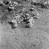 Romfartuna sn Äs RAÄ 119 Arkeologisk undersökning utförd av Vlm / Åke Hyenstrand och Ann Nilsson 1967
A12 Stensatt kistkonstruktion (Norra delen) efter rensning.
Foto från V.
Samhör med:  Inv.nr 18164