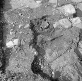 Romfartuna sn Äs RAÄ 119 Arkeologisk undersökning utförd av Vlm / Åke Hyenstrand och Ann Nilsson 1967.
Närbild av grav ?
Samhör med:  Inv.nr 18164