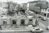 Västerås, Centrum, kv. Lea.
Rivningsarbete i Korsningen Stora gatan/Hållgatan, mot nordväst. 1968.