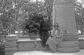 Två kvinnor vid minnessten, 1920-tal