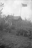 Flaggan vajar över kolonistuga i Örebro, 1920-tal