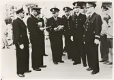 En grupp poliser vid kung Gustaf VI Adolfs besök i Åseda 1954.
Fr.v.:  ?   , Bertil Strömberg,  ?     ,   ?    , Harald Braw, Tjelvar Andersson.