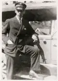 Länsman Herman Bengtsson, Moheda, poserar vid en bil, ca 1915.