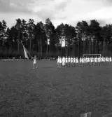 Gymnastikuppvisningen, 25/5 1941. 
Kvinnliga gymnaster tågar in på Värendsvallen, med en fanbärare i
täten.