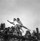 Gymnastikuppvisningen, 25/5 1941. 
Kvinnliga gymnaster har uppvisning på bom.