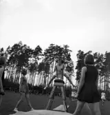 Gymnastikuppvisningen, 25/5 1941. 
Kvinnliga gymnaster har uppvisning på s.k. häst.