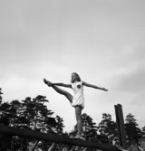 Gymnastikuppvisningen, 25/5 1941. 
Uppvisning på bom av en kvinnlig gymnast.