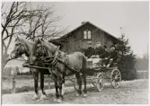Länsman Herman Bengtsson, Moheda, på förrättning ca 1920.
Man har stannat till på vägen framför ett bostadshus.