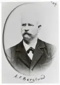 Johan Fredrik Berglund, kronolänsman i Kinnevalds och Norrvidinge härads fögderi, 1896.
Bosatt i Vederslöv, Moheda och Växjö. 
Bröstbild, halvprofil. Ateljéfoto.
