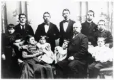 Kronolänsman Johan Fredrik Berglund med hela familjen hos fotografen, 1/1 1898. 
Helfigur. Ateljéfoto.
Johan Fredrik Berglund, kronolänsman i Kinnevalds och Norrvidinge härads fögderi. 
Gift med Valborg Olivia, f. Nilsson (1849-1915). 
Barn: 
Sixten Fredrik (1875-1924), John Gustaf Valfrid (1877-1911), Per Henning (1879-1918) (länsman i Moheda), Bror Fredrik (1883-    ), Knut Yngve (1884-1915), Helfrid Ingeborg (1887-1969), Nils Hjalmar (1891-1963), Agnes Clara Maria (1893-1919), Hildur Anna Elisabeth (1895-1966).