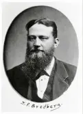 Johan Fredrik Bredberg, kronolänsman i Kinnevalds och Norrvidnge fögderi, 1896.
Bröstbild, halvprofil. Ateljéfoto.