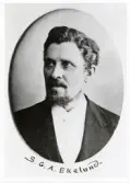 Sven Gustaf August Ekelund, häradsskrivare för Sunnerbo härad.
Bosatt i Ljungby. 
Bröstbild, halvprofil. Ateljéfoto.