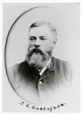 Johan Gustaf Gustafsson, kronolänsman i Uppvidinge härads fögderi, 1896.
Bosatt i Älghult.
Bröstbild, halvprofil. Ateljéfoto.
