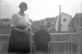 Kvinna och barn på balkongen, 1920-tal