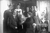 Hela familjen samlad framför kameran i Örebro, 1920-tal
