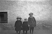 Tre små barn utanför Post- och telegrafstationen i Örebro, 1920-tal