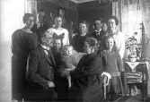 Släkten samlad framför kameran, 1920-tal