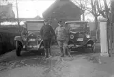 Två chaufförer med varsin bil i Örebro, 1920-tal