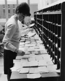 Betalningsuppdragen fördelas på 100 bokföringsbord (sorteringen
blir mekaniserad i en sorteringscentral som nu är under byggnad).