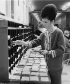 Betalningsuppdragen fördelas på 100 bokföringsbord (sorteringen
blir mekaniserad i en sorteringscentral som nu är under byggnad).

Fönster mot Mäster Samuelgatan.