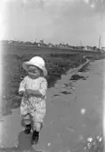 Litet barn på promenad på söder i Örebro, 1920-tal