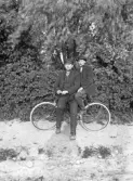 Två män på en cykel, 1920-tal