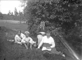 En paus i gräset med matsäckskorg, 1920-tal