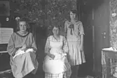 Tre kvinnor framför kameran, 1920-tal