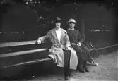 Två damer på en parkbänk, 1920-tal