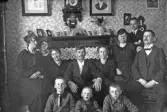 Hela familjen samlade i soffan i hemmet, 1920-tal