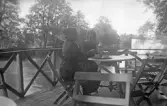 Två kvinnor tar en kaffepaus på bryggan vid Svartån, 1920-tal