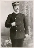 Kronolänsman Ernst Kjellerstedt, Älghult, i full uniform, ca 1910.
Knäbild, halvprofil. Ateljéfoto.