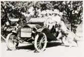 Kronolänsman Ernst Kjellerstedt med familj, Älghult, i öppen bil, har stannat till för att hälsa på en S:t Bernhardshund.
Ca 1915.