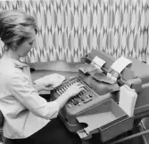 Omsättningen bokförs samtidigt på kontoutdrag och kontokort. Alla
uppdrag som kommer in på morgonen slutbehandlas samma dag. Kunden har
kontoutdrag och kuponger med nästa morgonpost. Bokföringsavdelning
GBD, våningen 3 trappor.