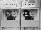 Två bandstationer - IBM 2401 II Magnetic Tape Unit. Klarar max 556 tecken per tum. BP1.

Magnetbandstation.