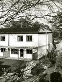 Korsåsen Korsåsgatan Korsåsliden
Radhus uppförda 1973-74
Bostadsaktiebolaget lät sin elementfabrik producera betongelement till radhusen på Korsåsen som ett experiment. Korsåsen blev det enda området av sitt slag som byggdes på det här viset, trots att husen ansågs vara både prisvärda och med hög trivsel.